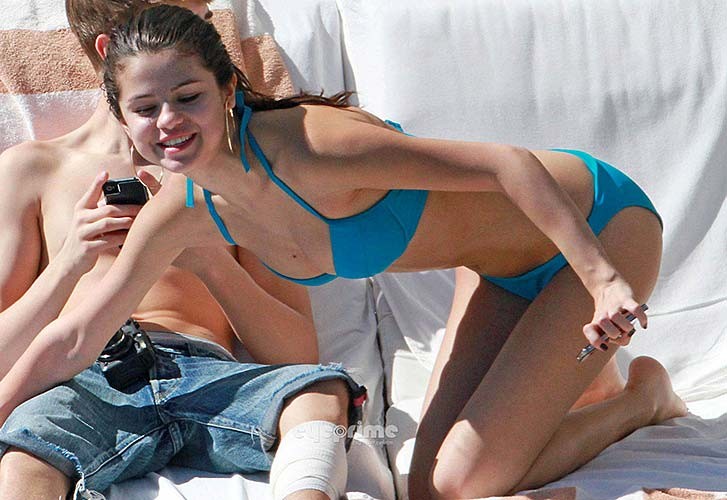 Selena gomez molto sexy e caldo bikini doggy style foto paparazzi
 #75279762