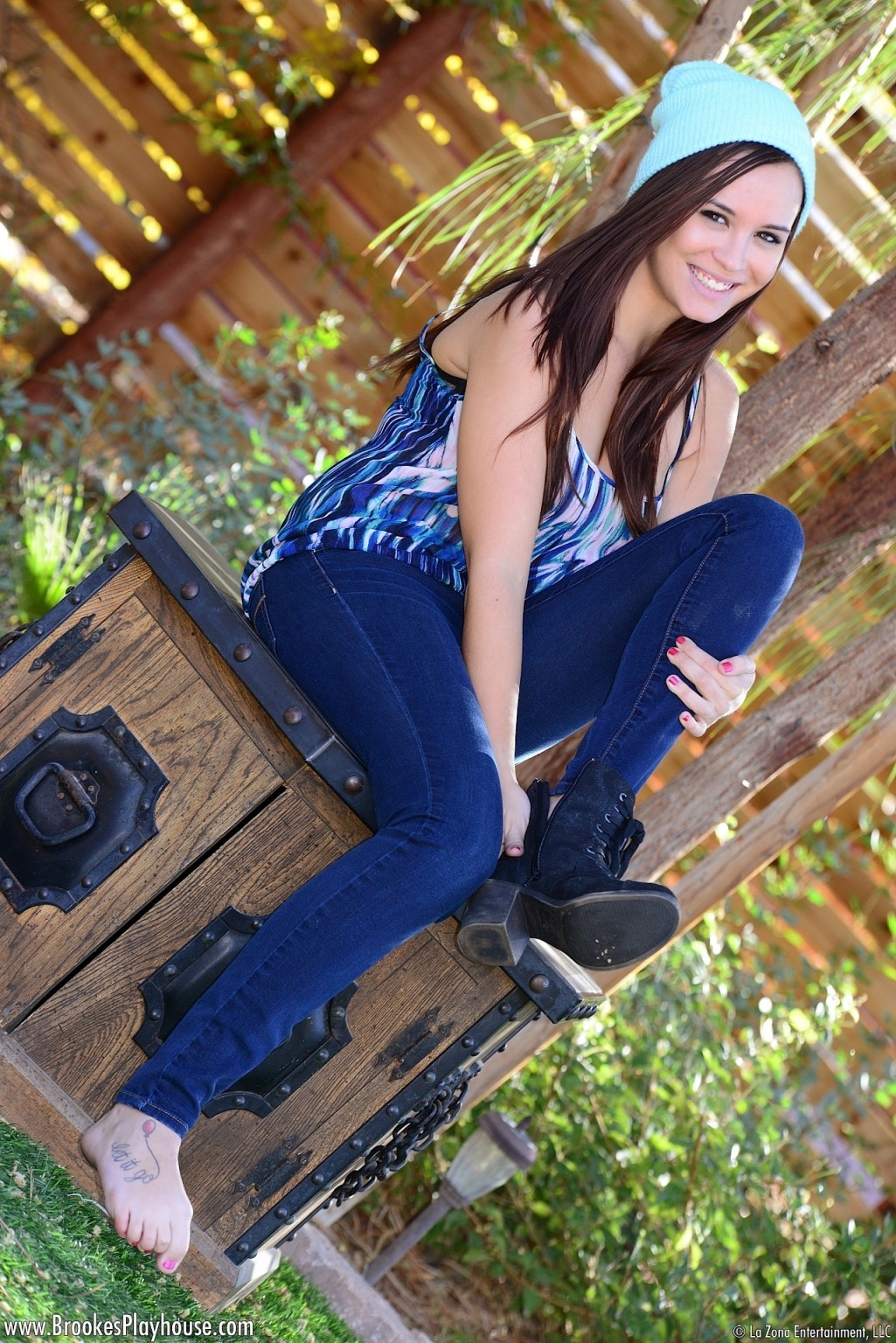 Brooke repräsentiert ihre Seite, als sie ihre Jeans und ihr Höschen abstreift, bevor sie c
 #72542528