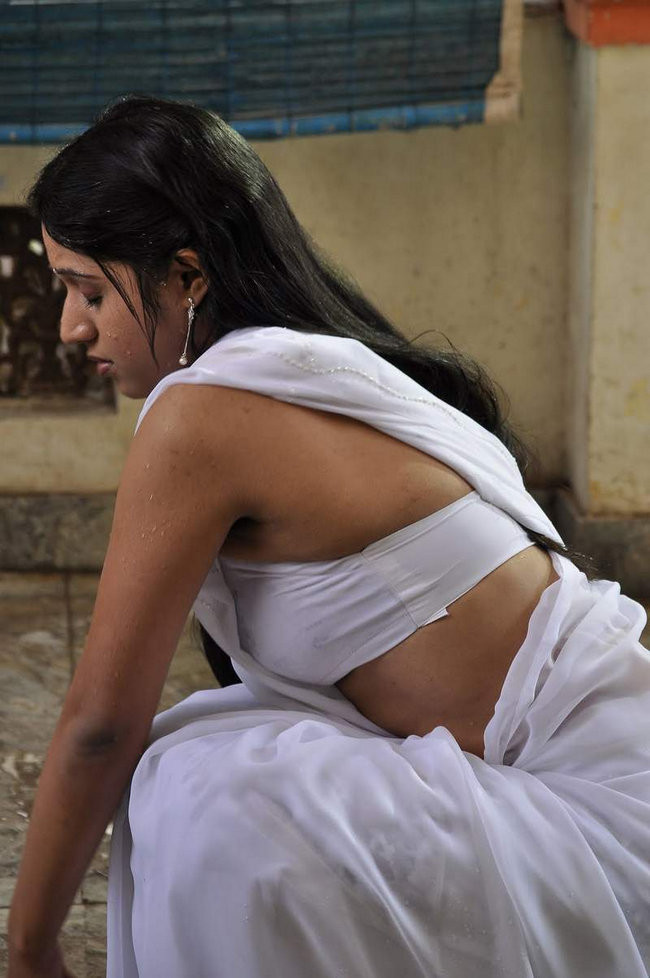 インド人の女の子たちがポーズをとって裸になる
 #67227991