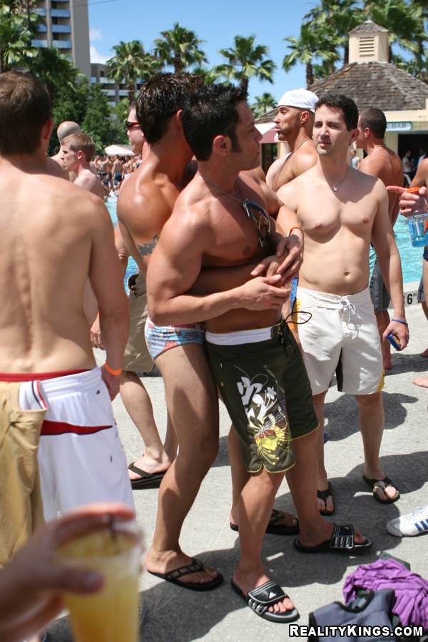 Des fêtards gay excités sur la plage de Rio.
 #76905326