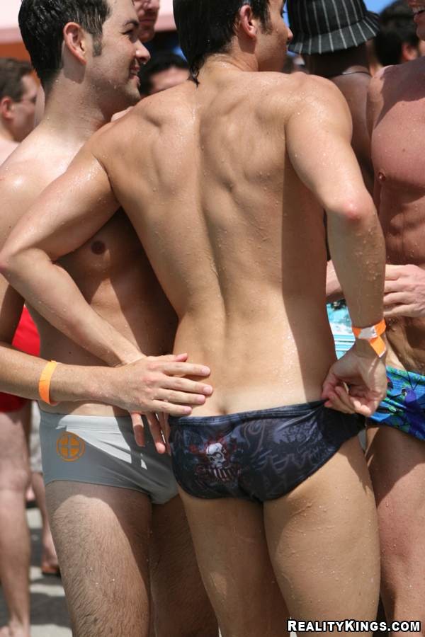 Des fêtards gay excités sur la plage de Rio.
 #76905331