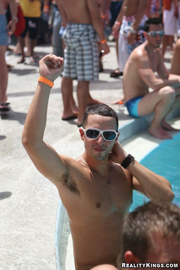 Des fêtards gay excités sur la plage de Rio.
 #76905333