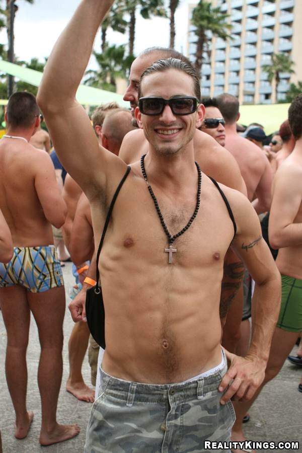 Des fêtards gay excités sur la plage de Rio.
 #76905360