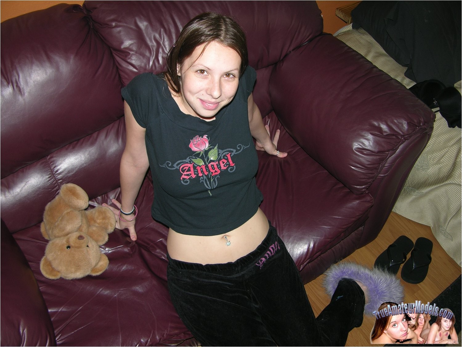 Zoe Rae en train de poser nue et d'écarter la chatte d'une adolescente
 #68144343