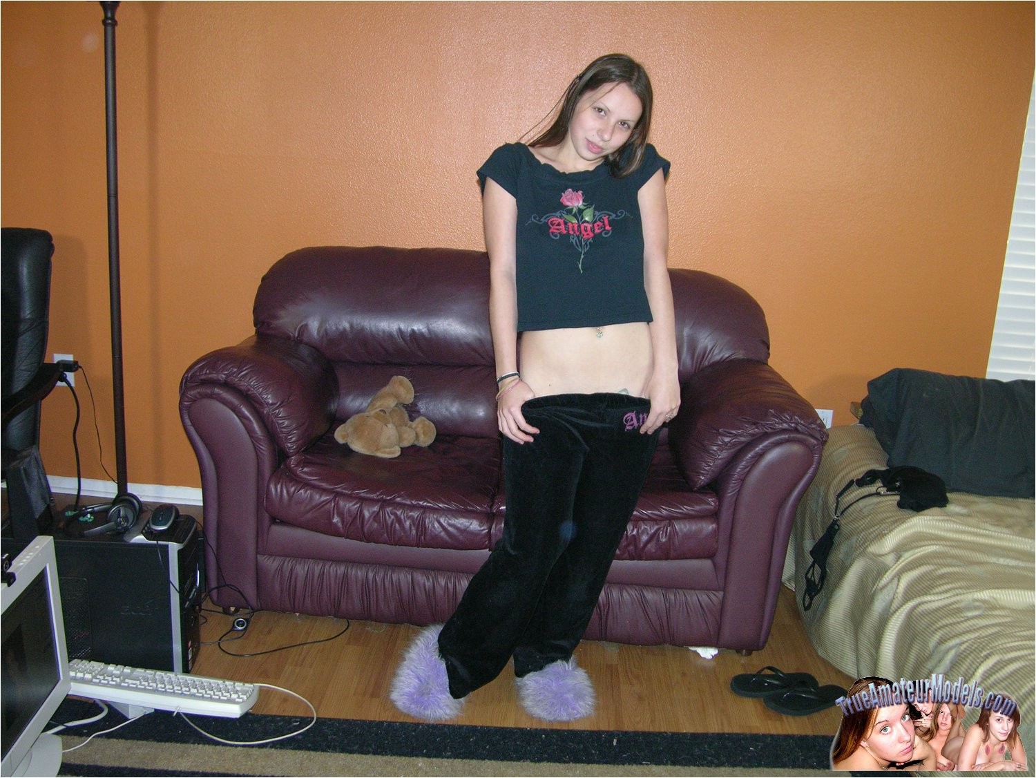 Zoe rae modelando desnuda y abriendo su coño adolescente
 #68144354