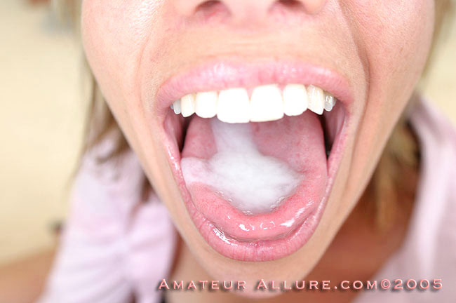 大きな乳房を持つブロンドがクリームを塗る 
 #78958210