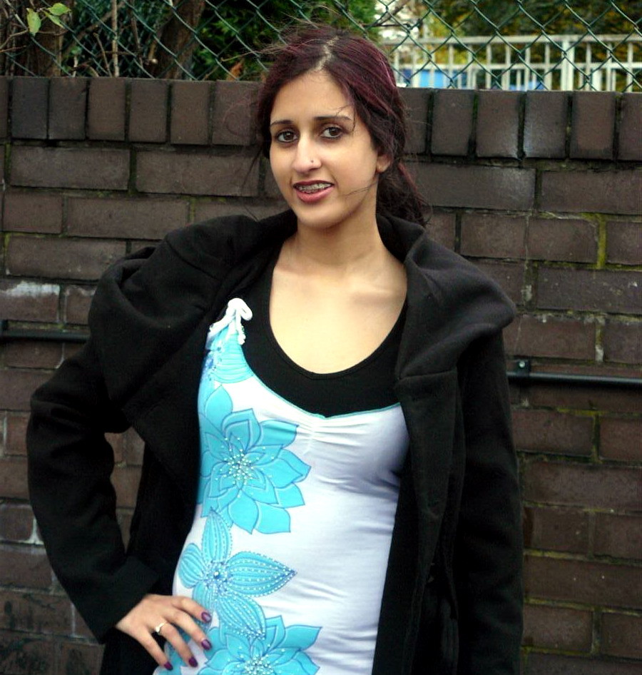 Joven india zarina masoud meando en público y mostrando su coño peludo al aire libre
 #78605244