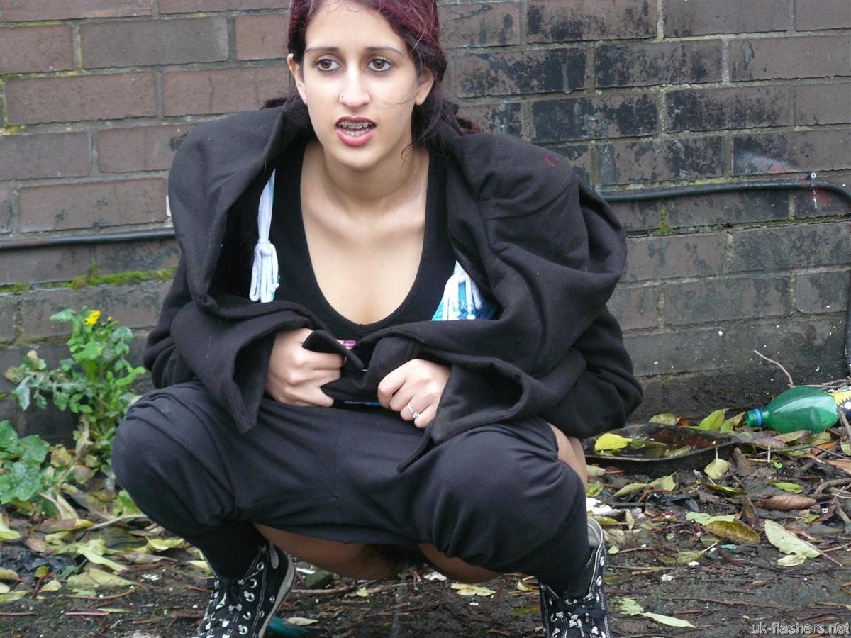 Indische Teenagerin Zarina Masoud pisst in der Öffentlichkeit und zeigt ihre haarige Muschi im Freien
 #78605267