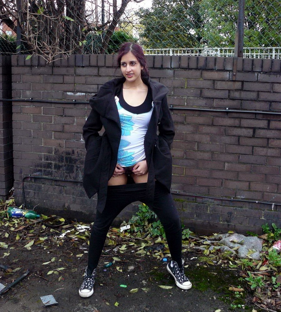 Indische Teenagerin Zarina Masoud pisst in der Öffentlichkeit und zeigt ihre haarige Muschi im Freien
 #78605291