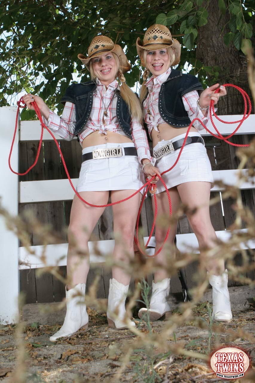 Teen cowgirl gemelle con piccole tette che prendono in giro in minuscolo perizoma all'aperto
 #71441312