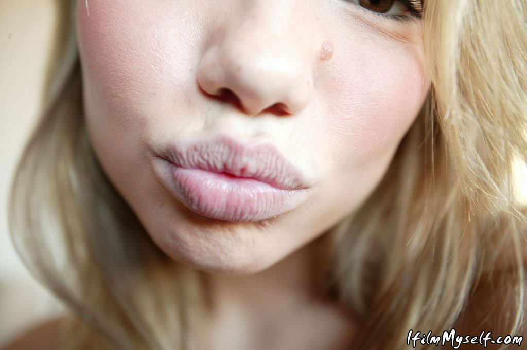 Maya Hills zeigt, wie sie sich selbst befriedigt
 #76297409