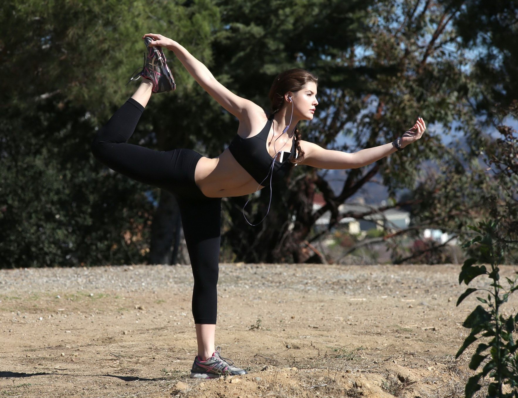 Amanda Cerny in Sport-BH und Strumpfhose beim Workout in Los Angeles
 #75211783