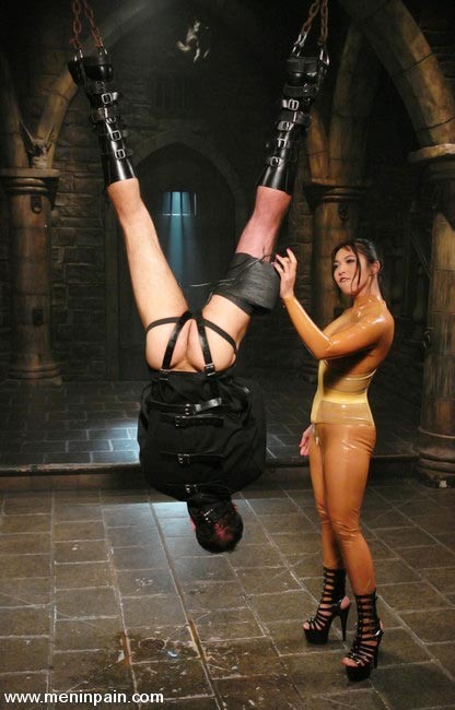 Domina in Latex fickt ihren gefesselten männlichen Sub in den Arsch
 #72216787