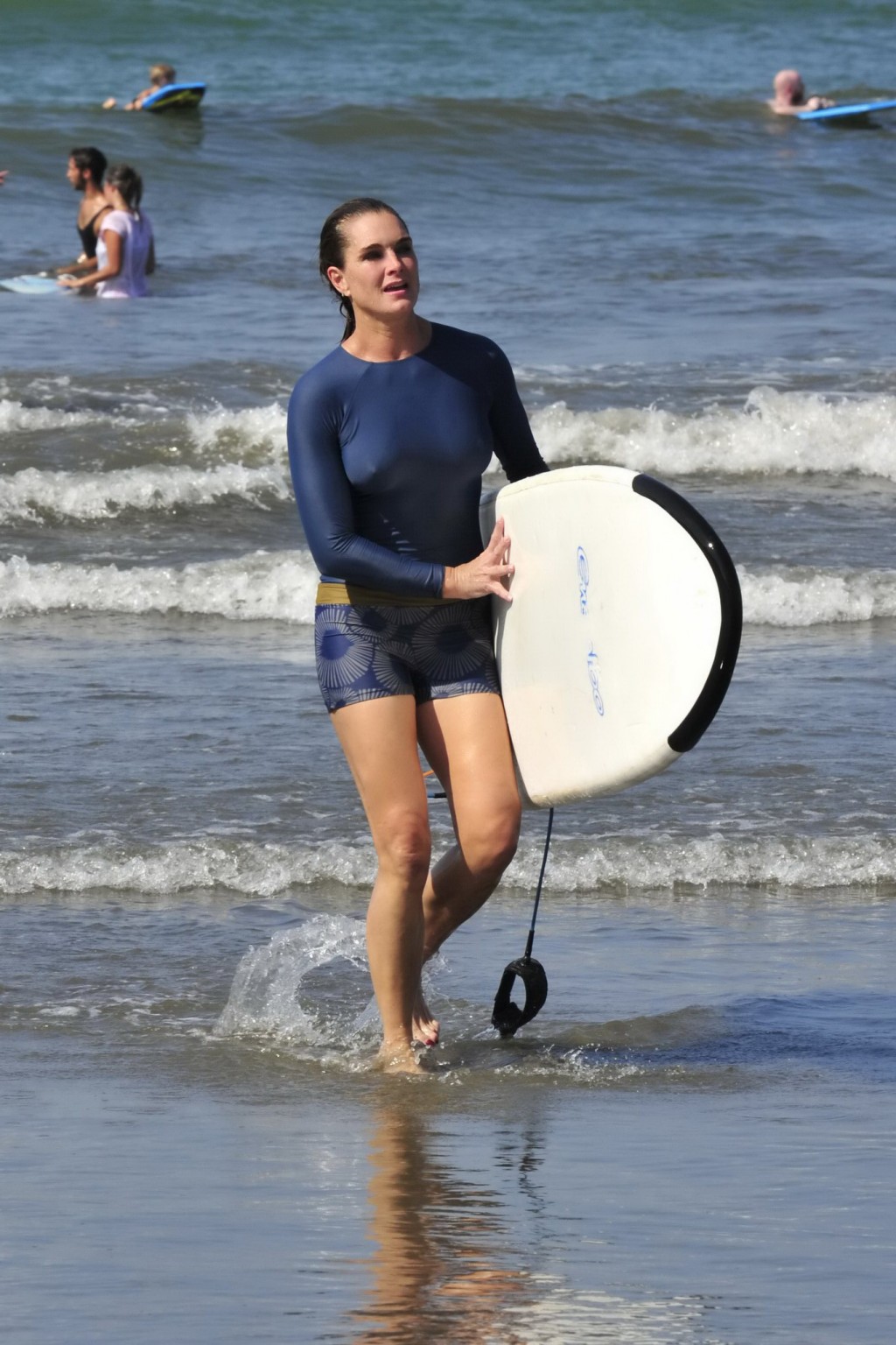 Brooke Shields vollbusig zeigt ihre Nippel-Pokies beim Surfen am Strand in cos
 #75169684