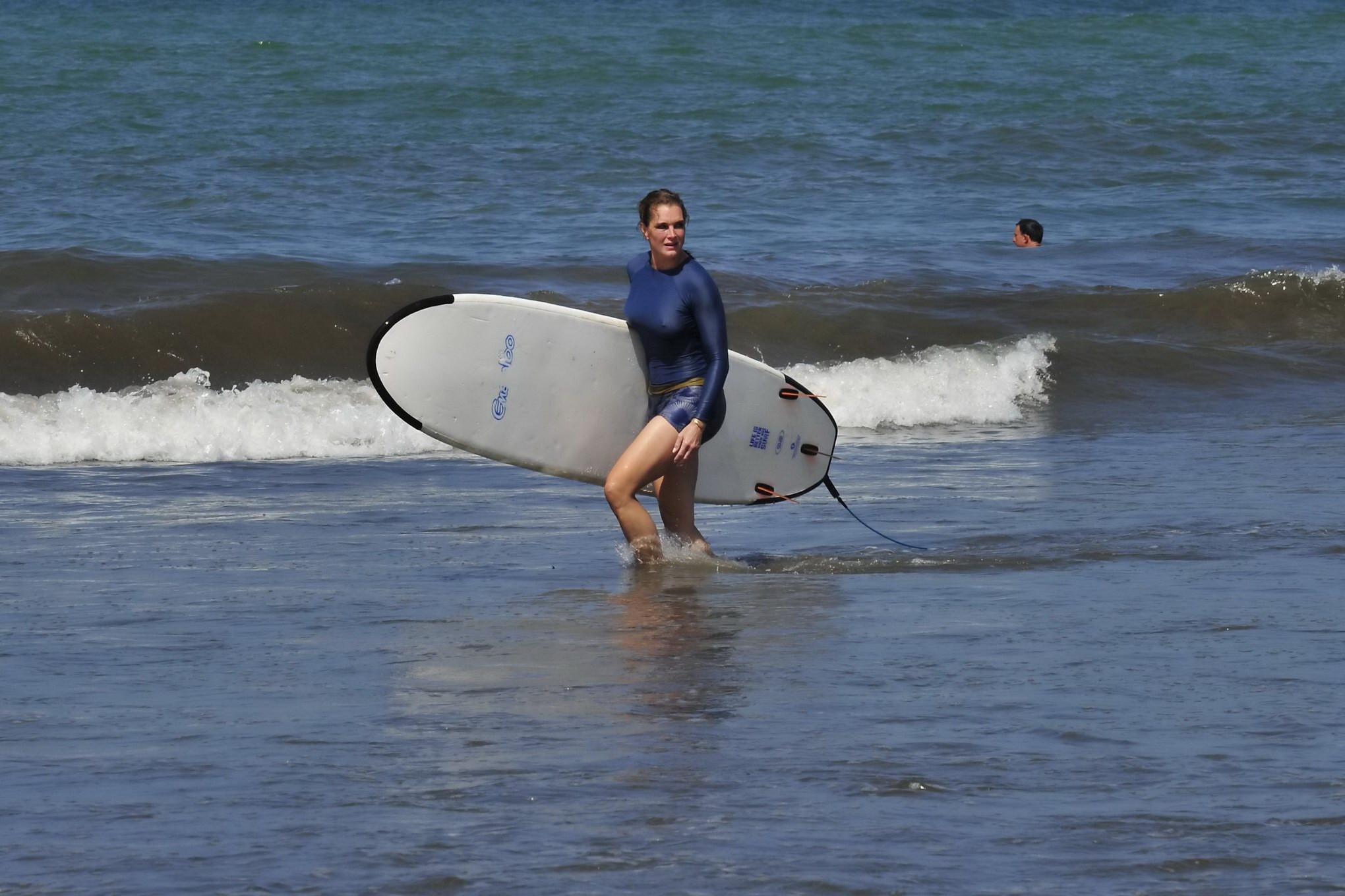 Brooke Shields vollbusig zeigt ihre Nippel-Pokies beim Surfen am Strand in cos
 #75169712