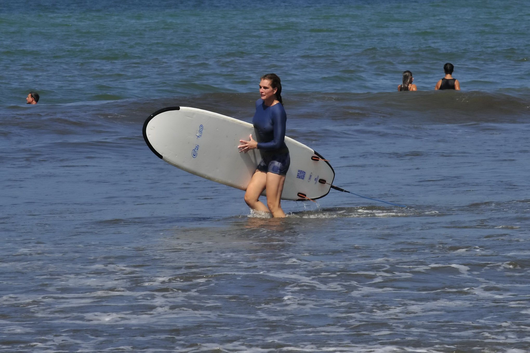 Brooke Shields vollbusig zeigt ihre Nippel-Pokies beim Surfen am Strand in cos
 #75169721