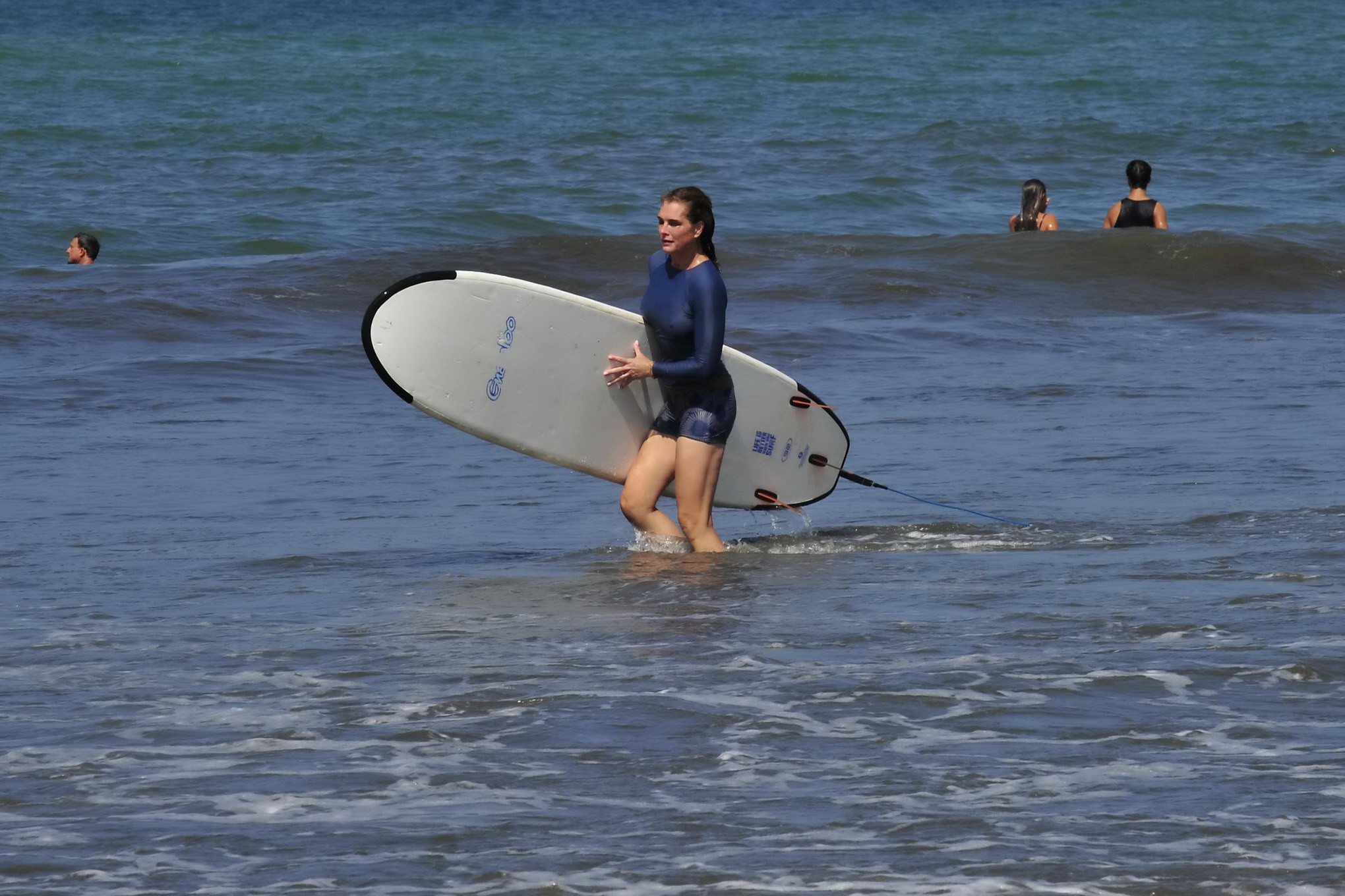 Brooke shields, seins nus, montre ses tétons en surfant sur la plage de Cos.
 #75169721