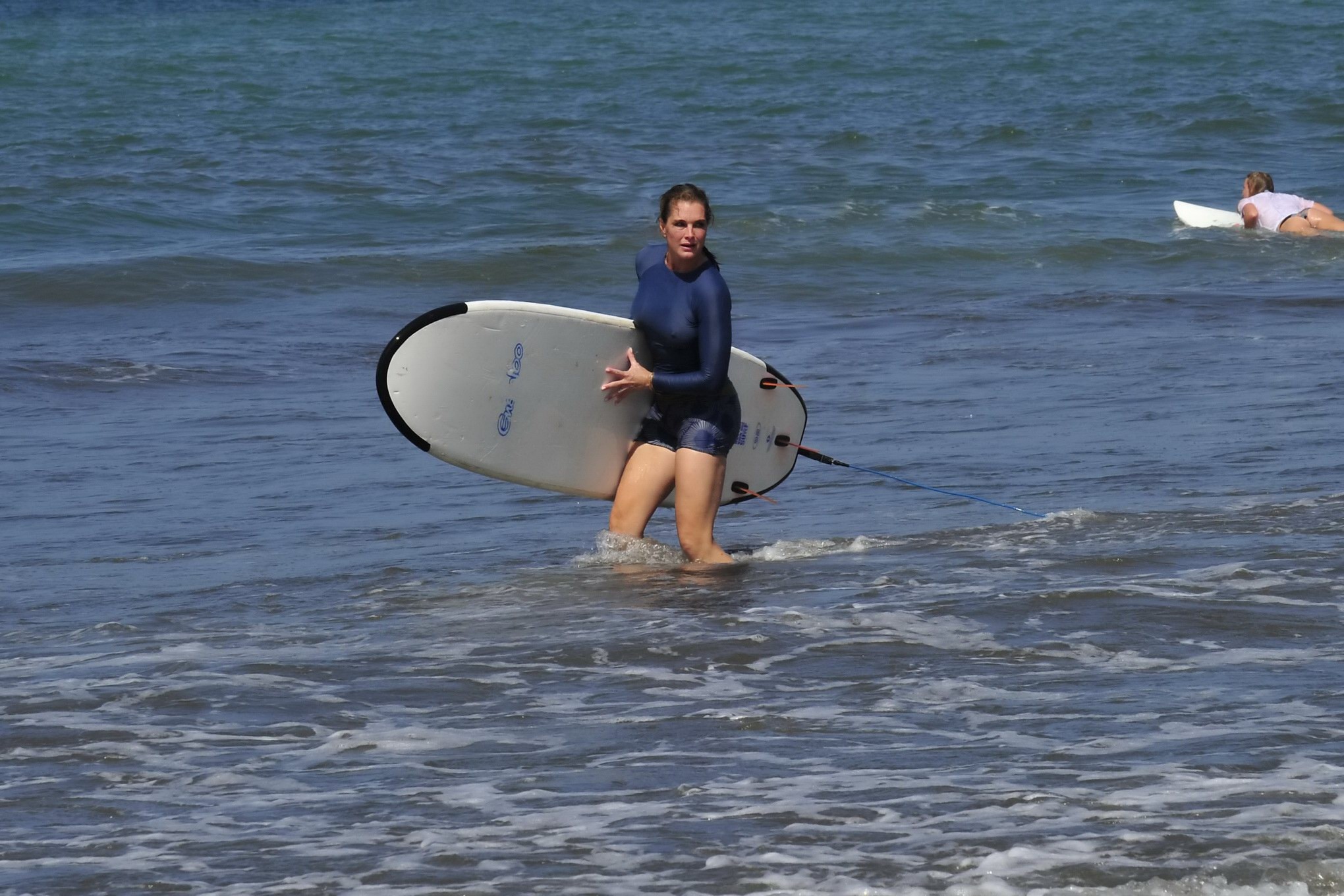 Brooke shields tetona mostrando sus pokies de pezones mientras surfea en la playa en cos
 #75169726