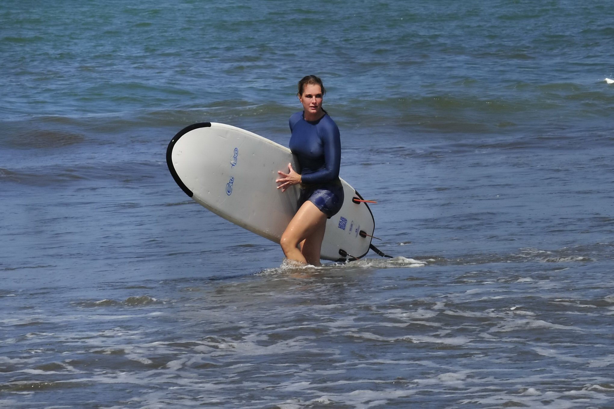 Brooke Shields vollbusig zeigt ihre Nippel-Pokies beim Surfen am Strand in cos
 #75169733