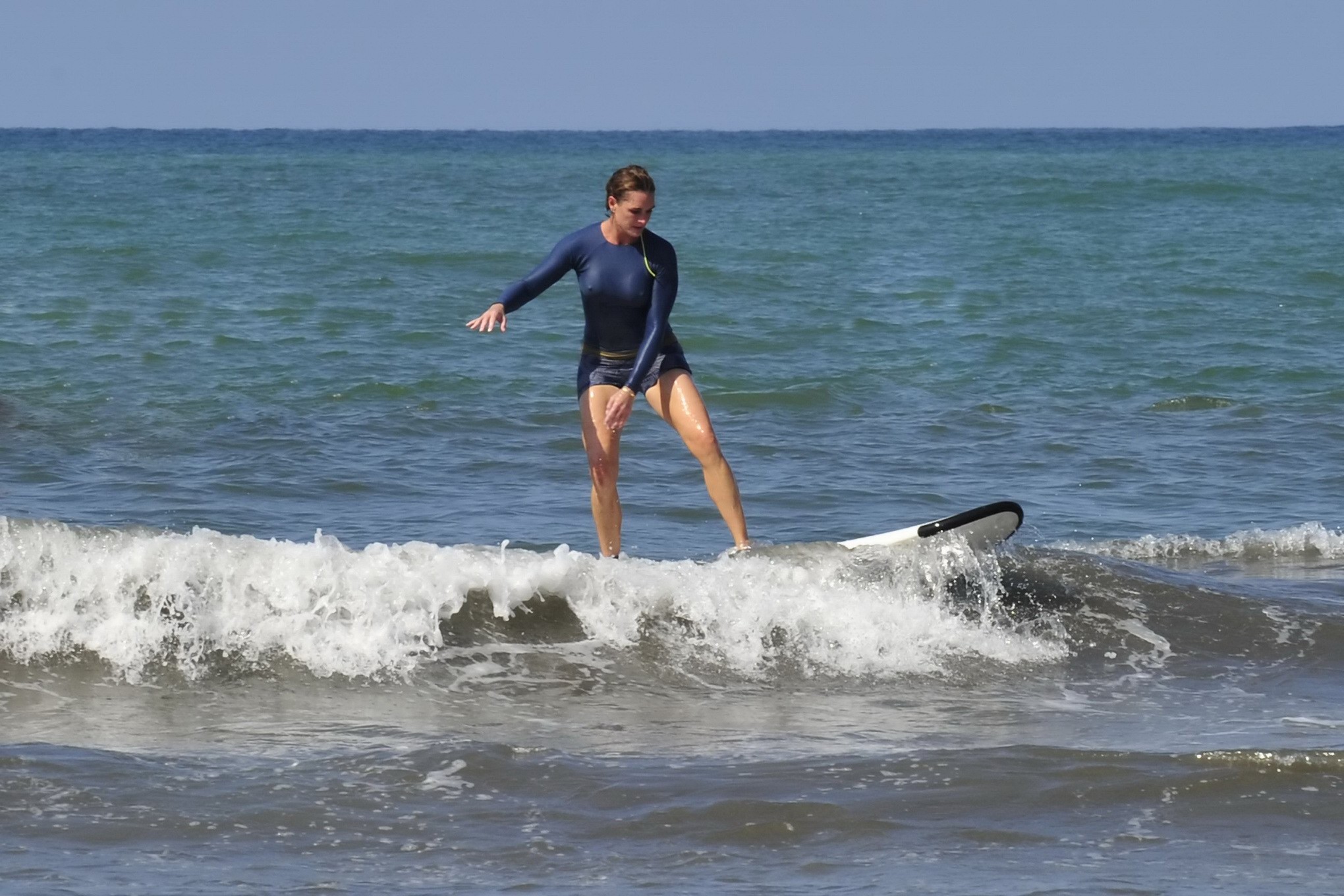 Brooke Shields vollbusig zeigt ihre Nippel-Pokies beim Surfen am Strand in cos
 #75169752