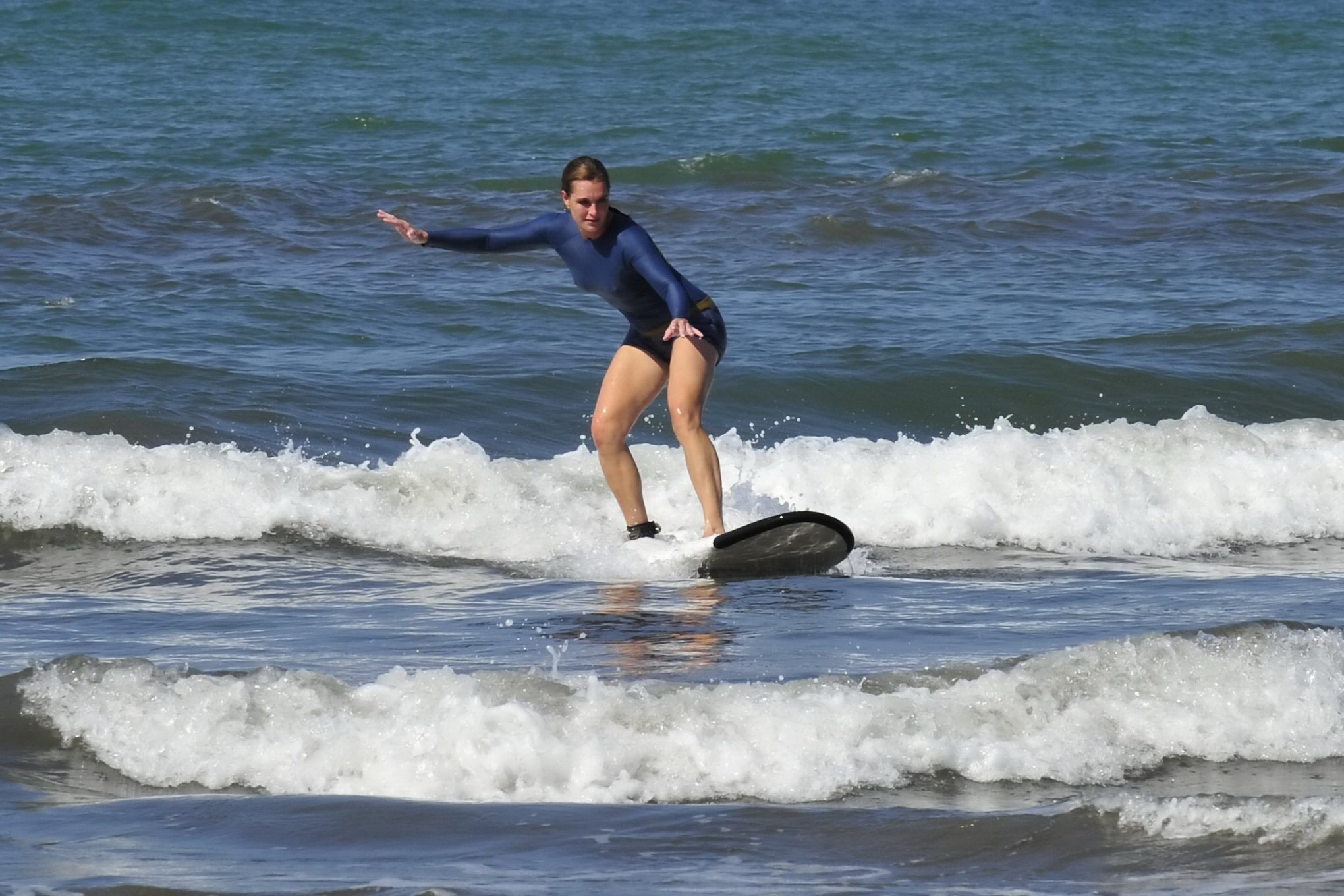 Brooke shields, seins nus, montre ses tétons en surfant sur la plage de Cos.
 #75169763