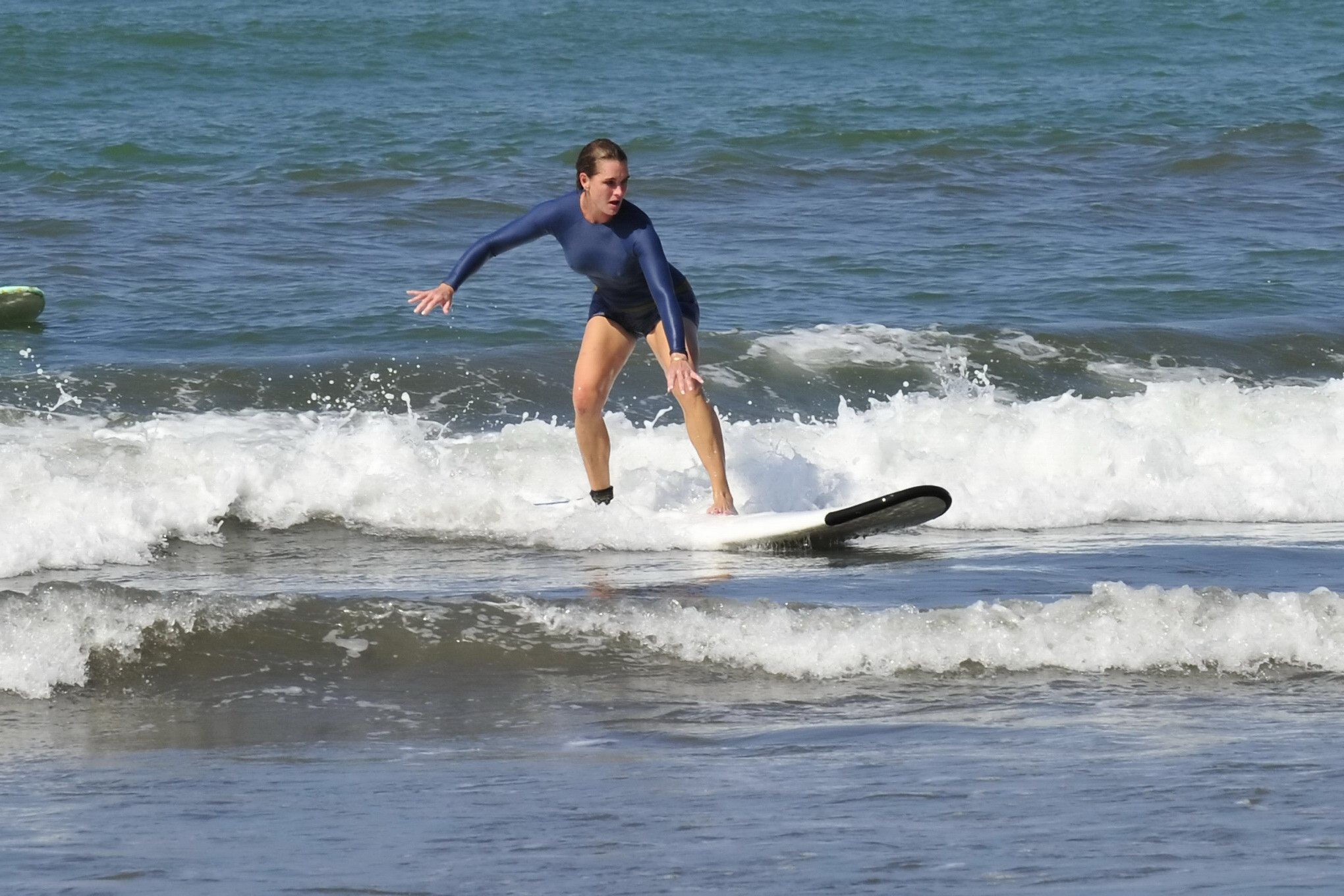 Brooke shields tetona mostrando sus pokies de pezones mientras surfea en la playa en cos
 #75169774