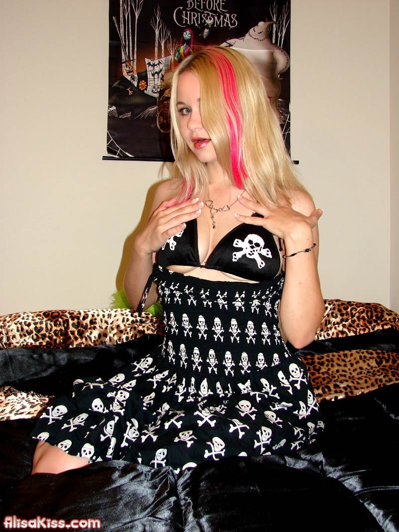 Vollbusige blonde Teenie-Goths
 #73790273