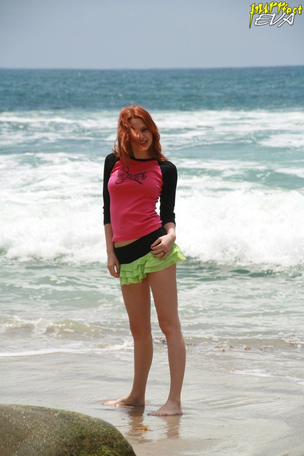 Giovane dai capelli rossi che gioca in spiaggia
 #72319627
