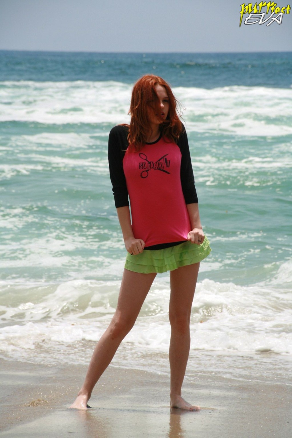Giovane dai capelli rossi che gioca in spiaggia
 #72319659