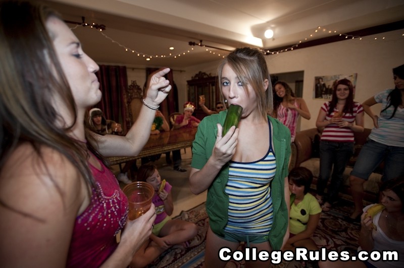酔っ払った女子大生がパーティー後に女同士のセックスをしている
 #74525372