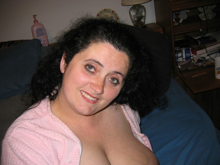 Chubby Frau mit großen Titten in der Dusche
 #75544213
