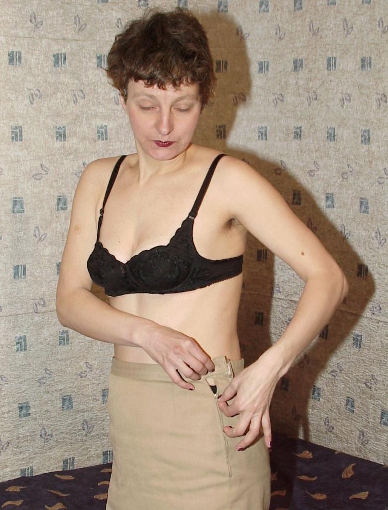 Stripping geil reifen liebt zu necken und posiert im Bett
 #78497958