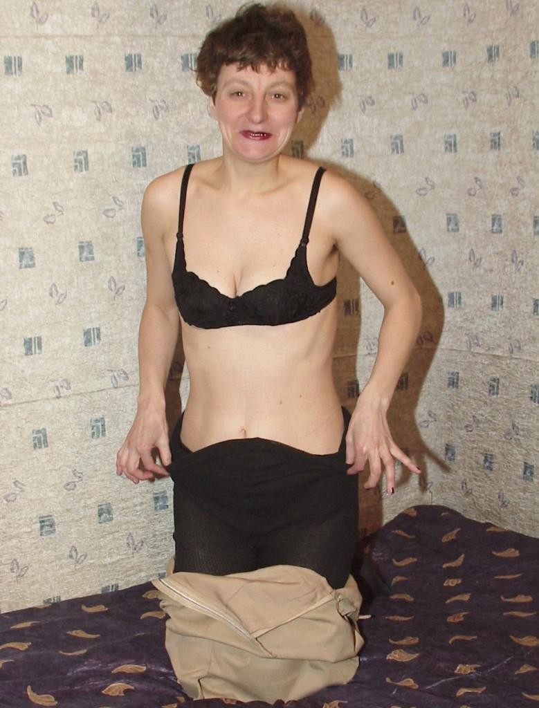 Stripping horny mature aime taquiner et poser au lit
 #78498042