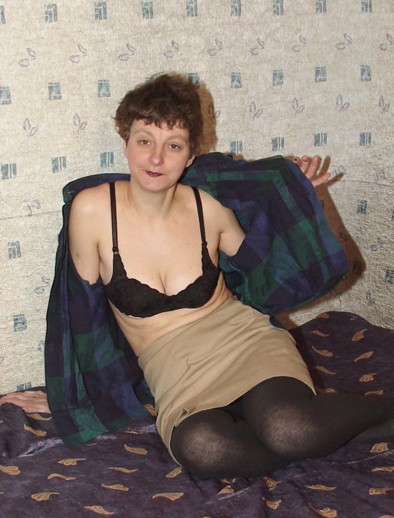 Stripping horny mature aime taquiner et poser au lit
 #78498067