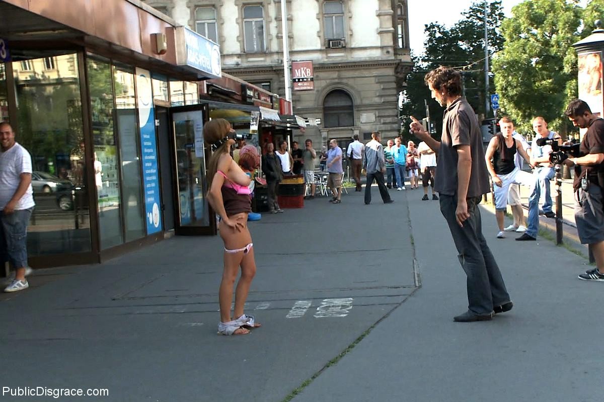 Une fille se fait déshabiller, attacher et baiser en plein air dans des lieux publics.
 #68754405