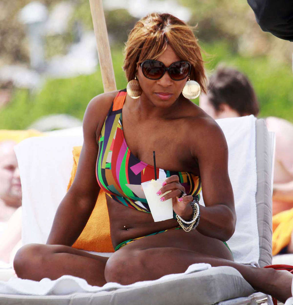 Serena williams mostrando su cuerpo sexy en un bikini de colores
 #75354998