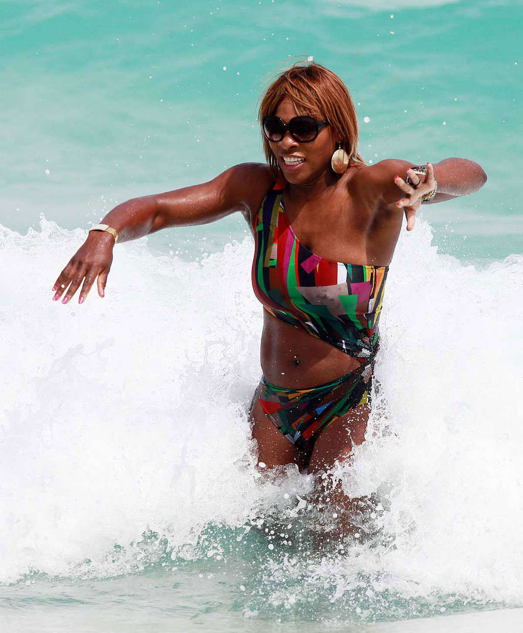 Serena williams mostrando su cuerpo sexy en un bikini de colores
 #75355036