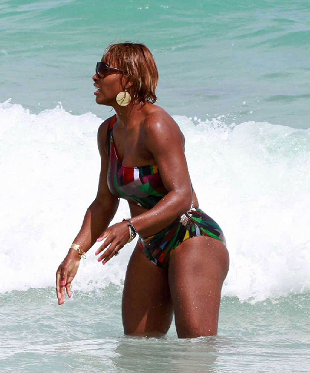Serena williams mostrando su cuerpo sexy en un bikini de colores
 #75355047