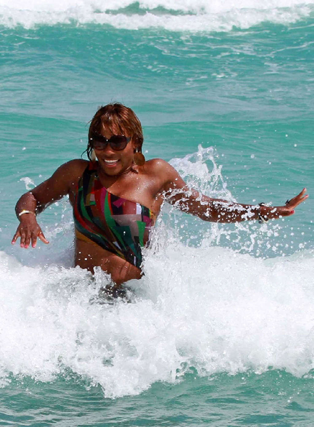 Serena williams mostrando su cuerpo sexy en un bikini de colores
 #75355059
