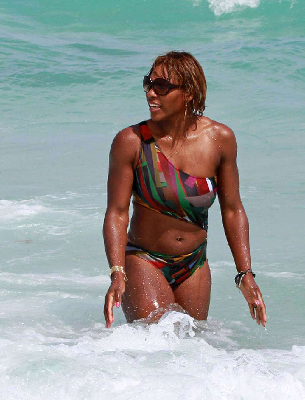 Serena williams mostrando su cuerpo sexy en un bikini de colores
 #75355072