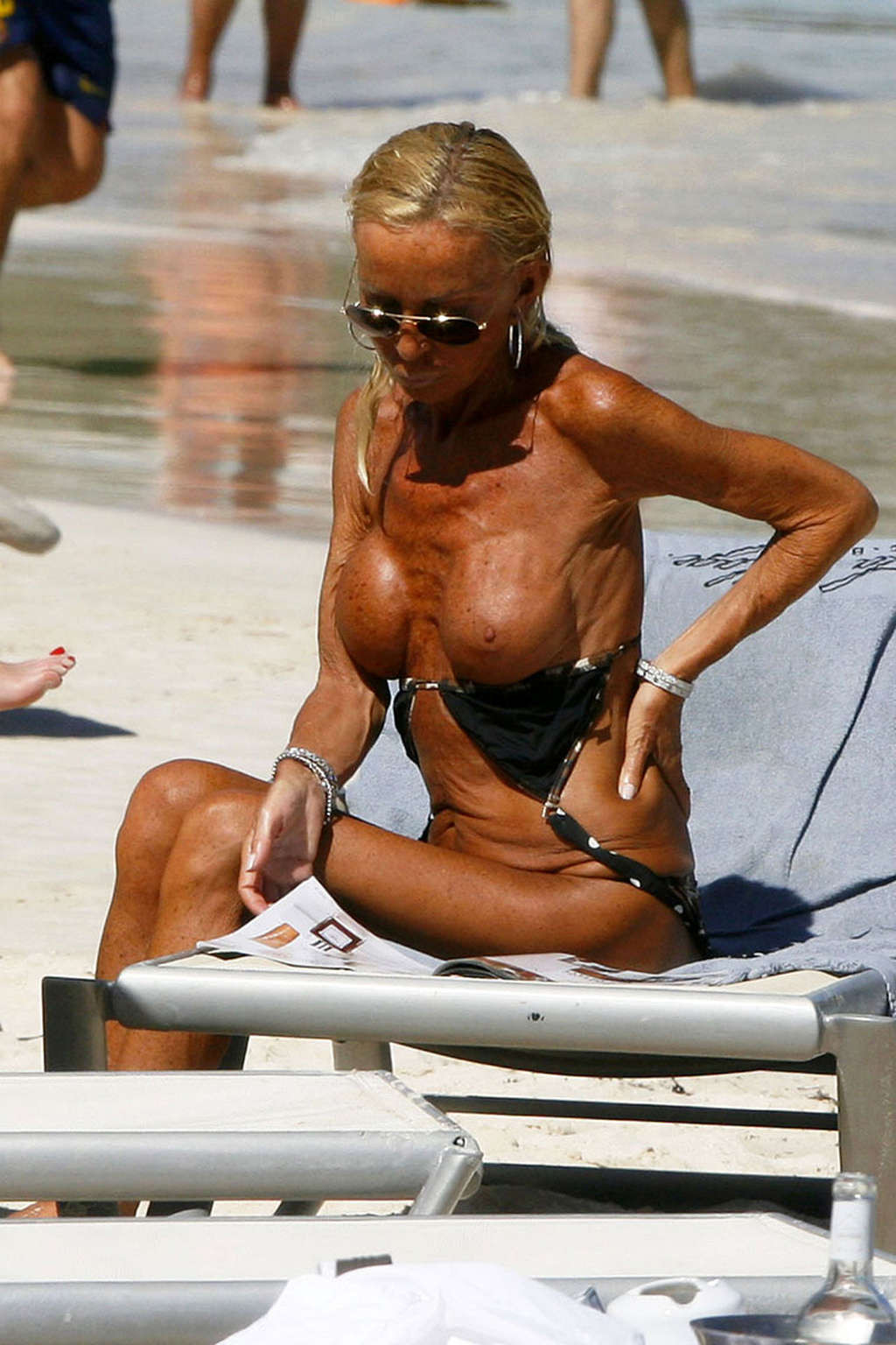 Donatella Versace cought exposing her big tits on beach paparazzi pictures