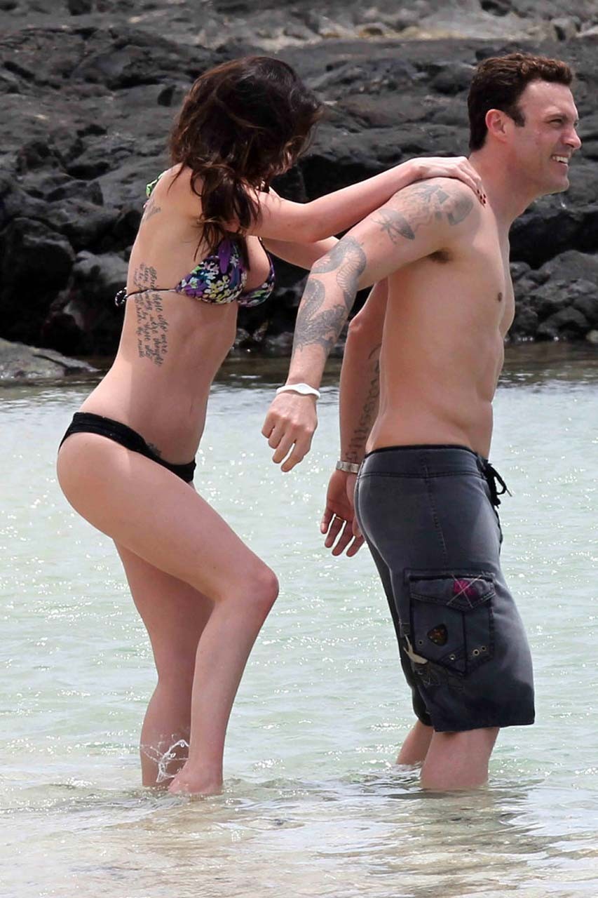 Megan fox exposant son corps sexy et ses fesses en bikini sur la plage.
 #75299129
