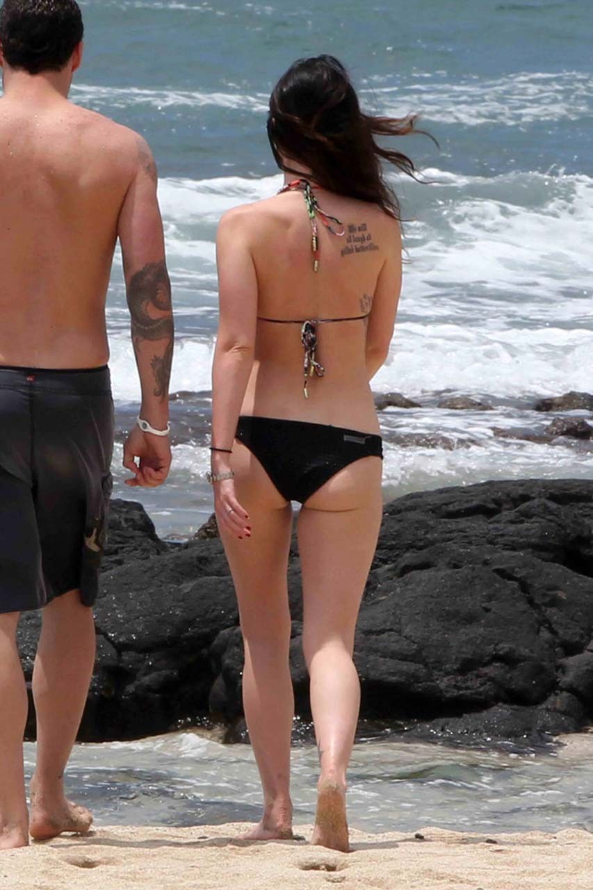 Megan fox exposant son corps sexy et ses fesses en bikini sur la plage.
 #75299133