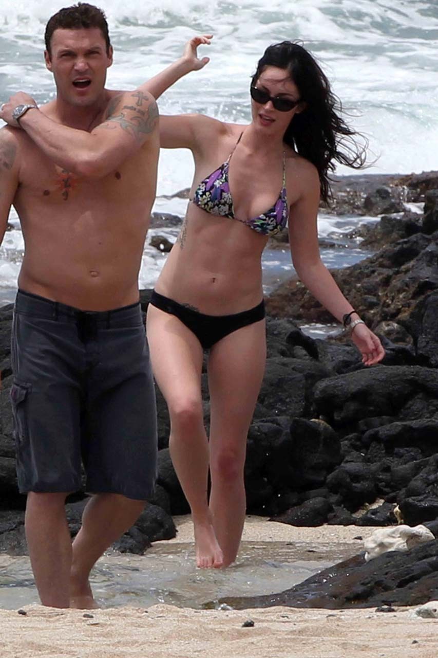Megan fox exponiendo su cuerpo sexy y su culo caliente en bikini en la playa
 #75299142