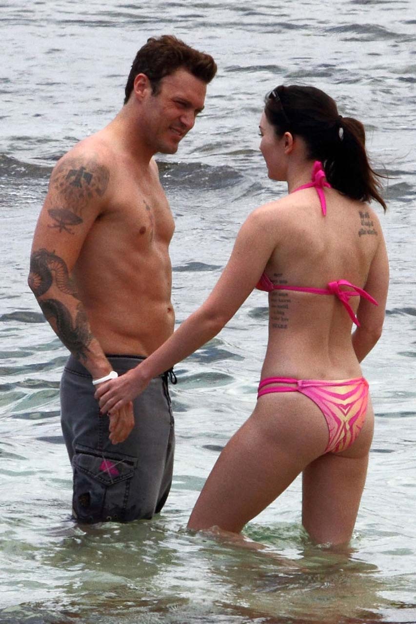 Megan Fox che espone il corpo sexy del cazzo e il culo caldo in bikini sulla spiaggia
 #75299175