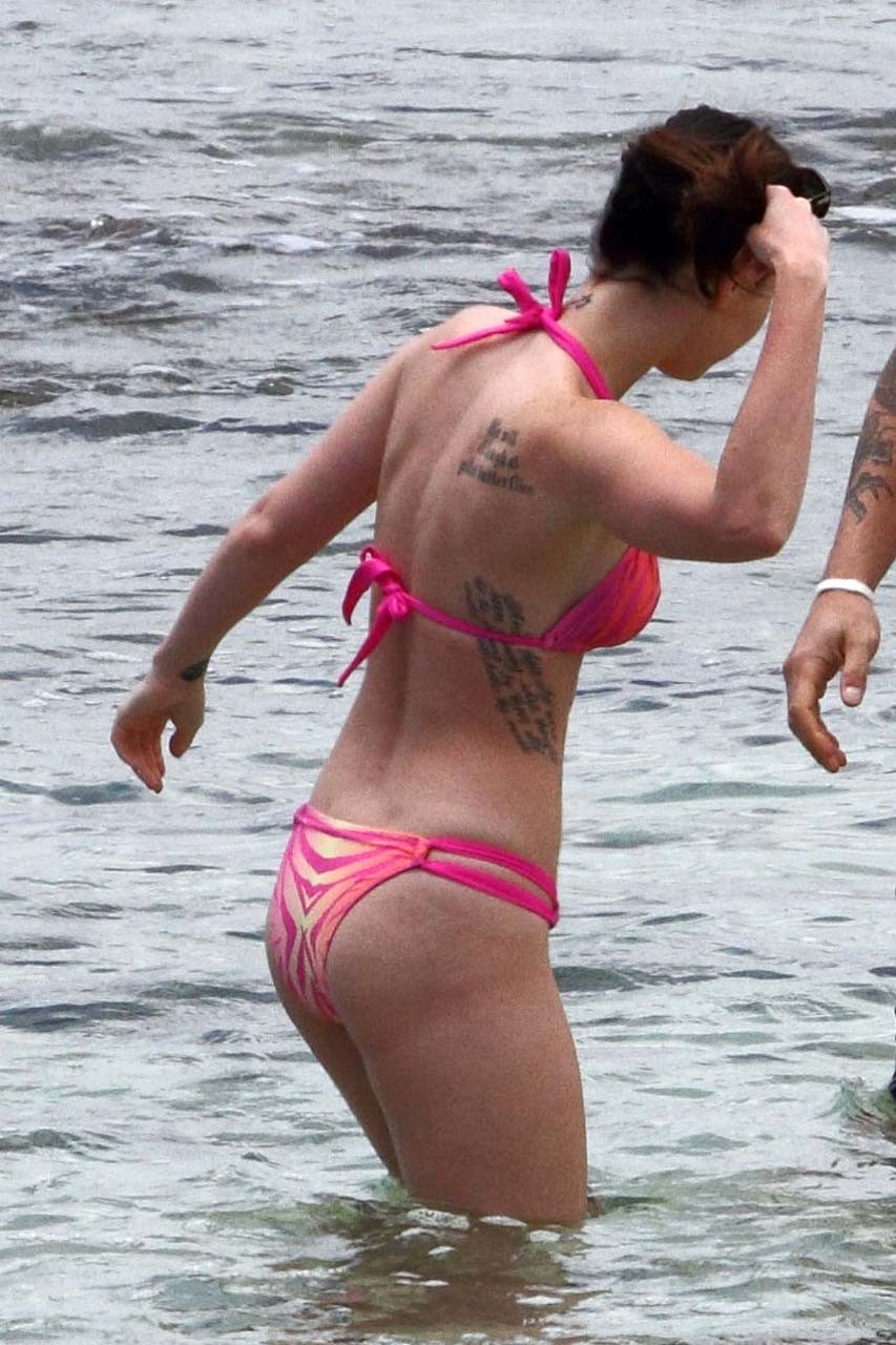 Megan Fox che espone il corpo sexy del cazzo e il culo caldo in bikini sulla spiaggia
 #75299178