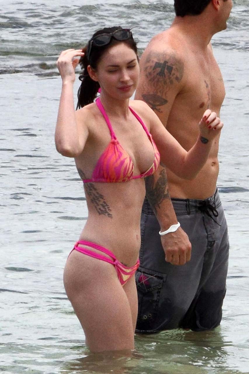 Megan Fox che espone il corpo sexy del cazzo e il culo caldo in bikini sulla spiaggia
 #75299181