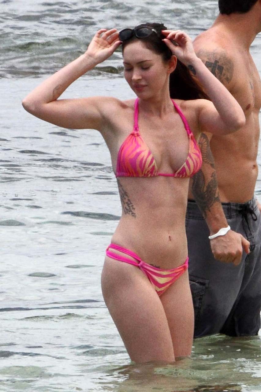 Megan fox exponiendo su cuerpo sexy y su culo caliente en bikini en la playa
 #75299183