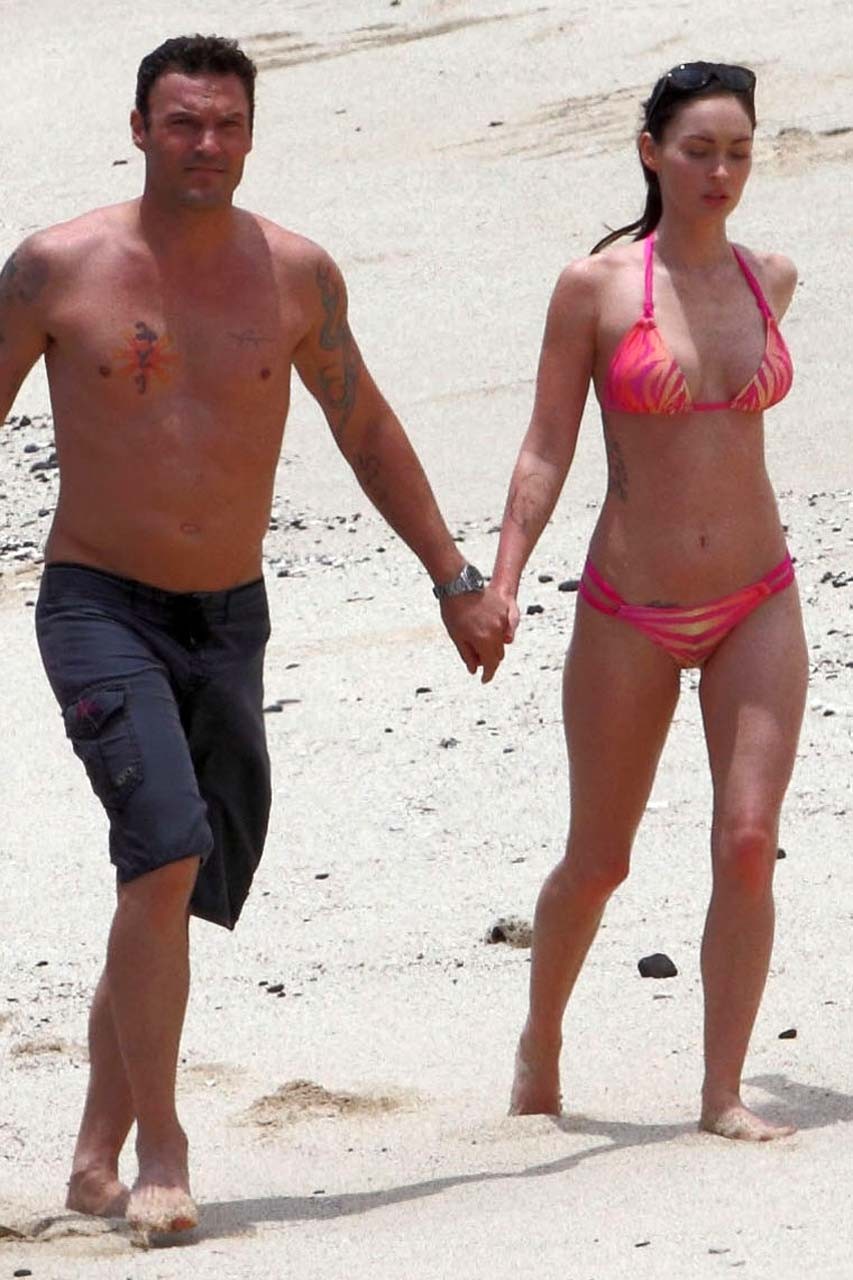 Megan fox exposant son corps sexy et ses fesses en bikini sur la plage.
 #75299196