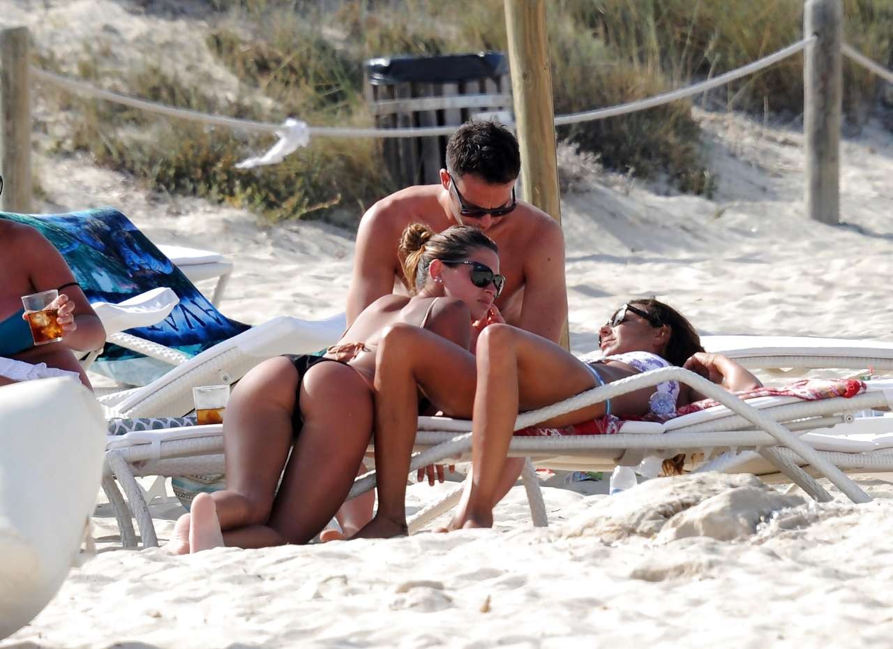 Melissa Satta che mostra il suo grande culo in bikini in perizoma sulla spiaggia
 #75297468